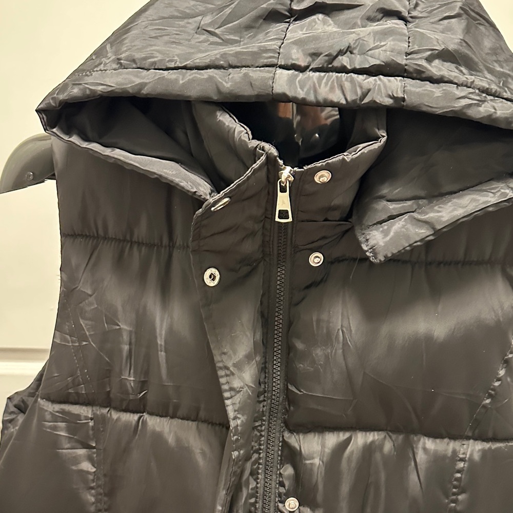Black Hooded Puffer Vest - Picture 4 of 6